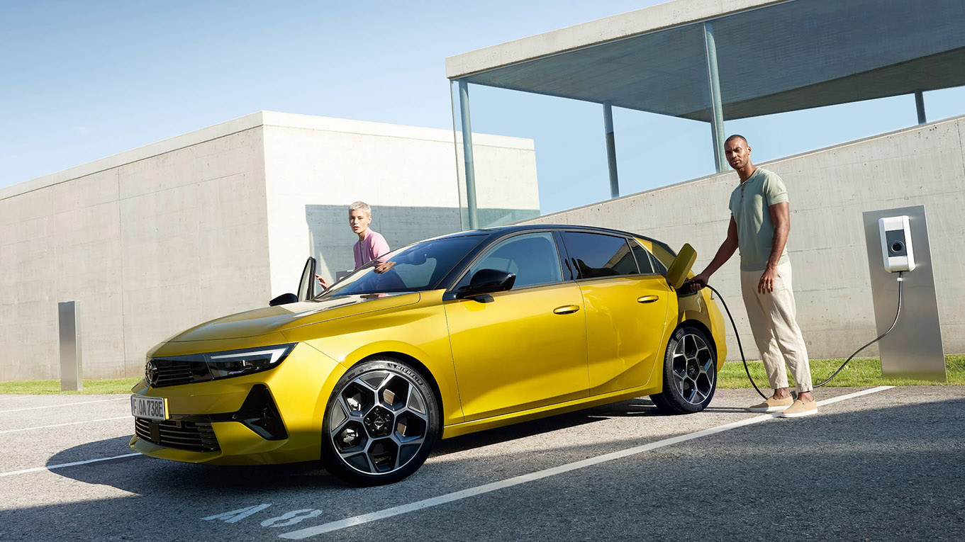 mobil_opel_astra-hybrid_exterior_driving_4x3_as22_e01_007