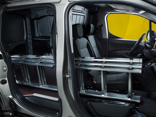 opel_combo_cargo_load_through_flap_4x3_cmc19_i01_051