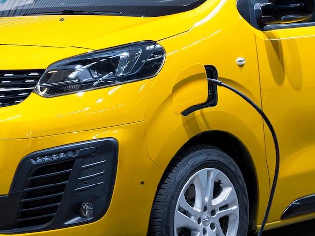 opel_vivaro-e_exterior_charging_4x3_vi-e21_e01_001