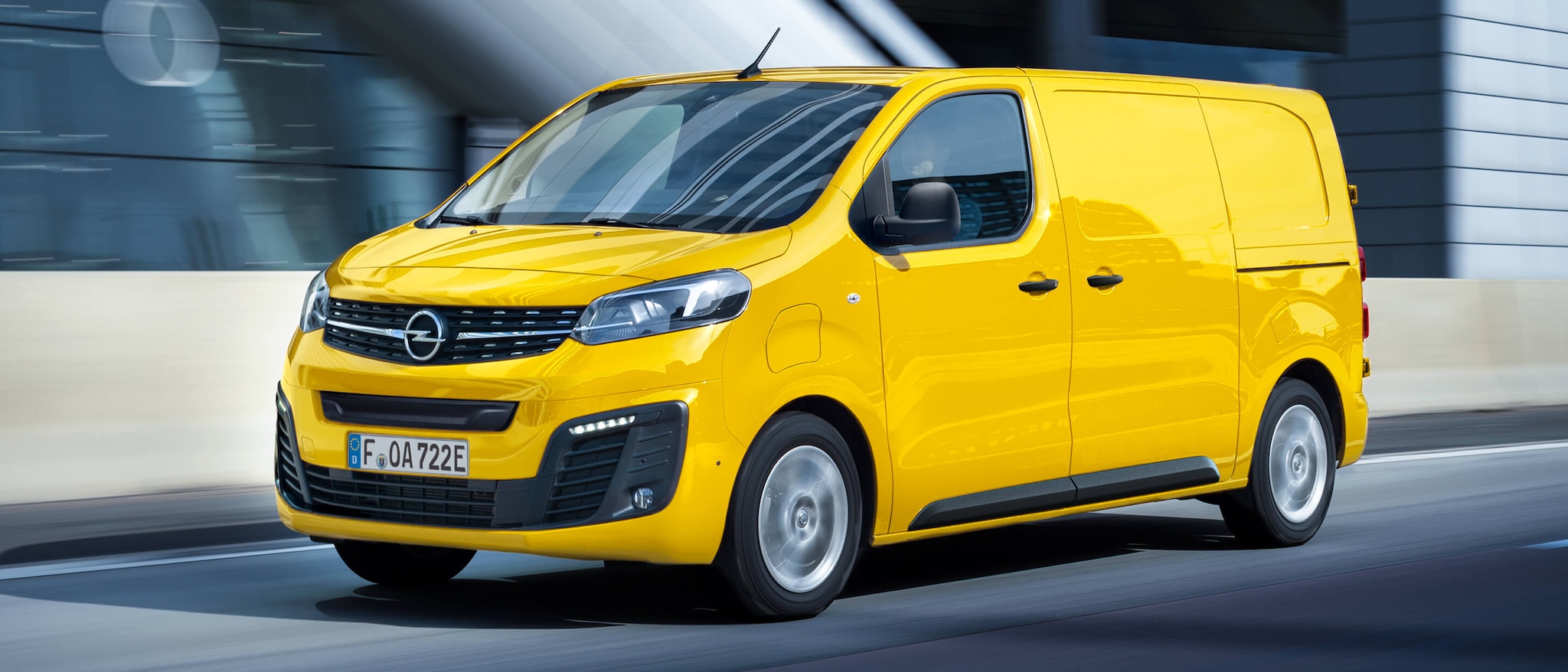opel_vivaro-e_exterior_driving_21x9_vi-e21_e01_004
