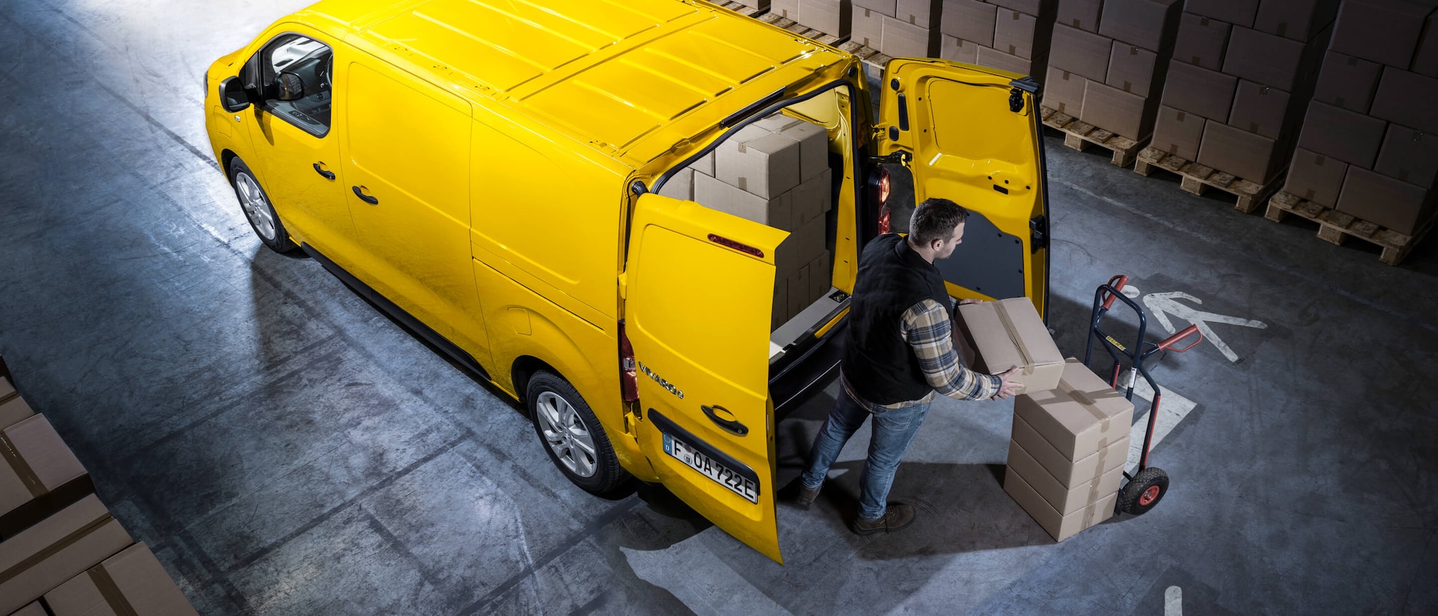opel_vivaro-e_exterior_loading_21x9_vi-e21_e01_003